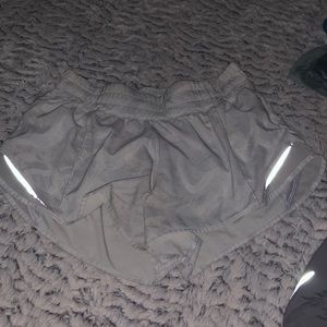 lululemon hotty hot 4 inch white with grey